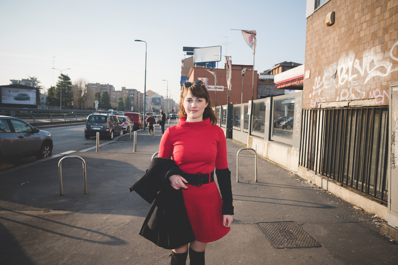 Jeune fille en rouge avec des bas